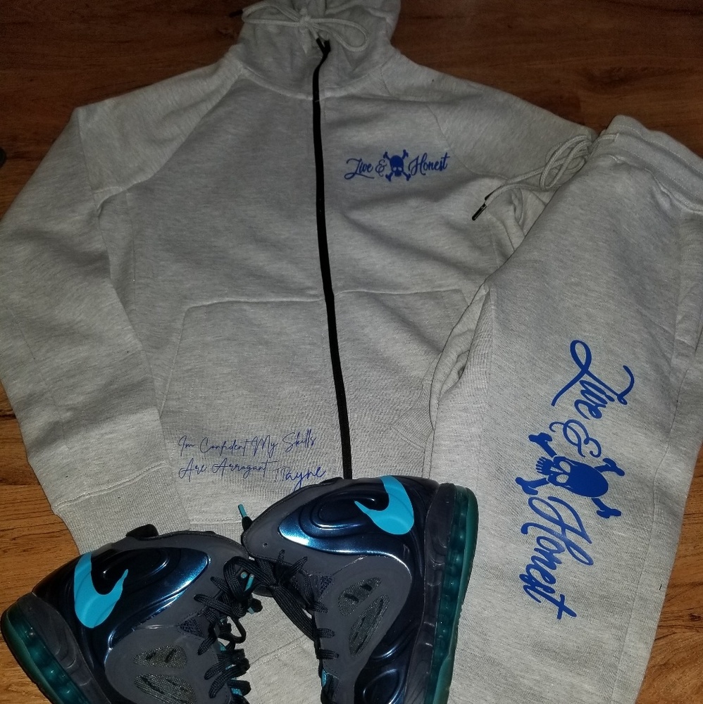 The whole sweatsuit not the sneakers - Picture 4 of 4